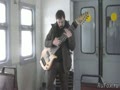 Гитарист музицирует на самодельной 12-струнной гитаре 01.02.2015 в электричке на Павловск