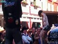 Девушка разделась и моет машину и себя.